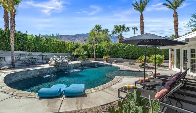 Whispering Palms - Your Private Oasis: Pool, Spa & Fire Pit in the Heart of Palm Springs in Palm Springs