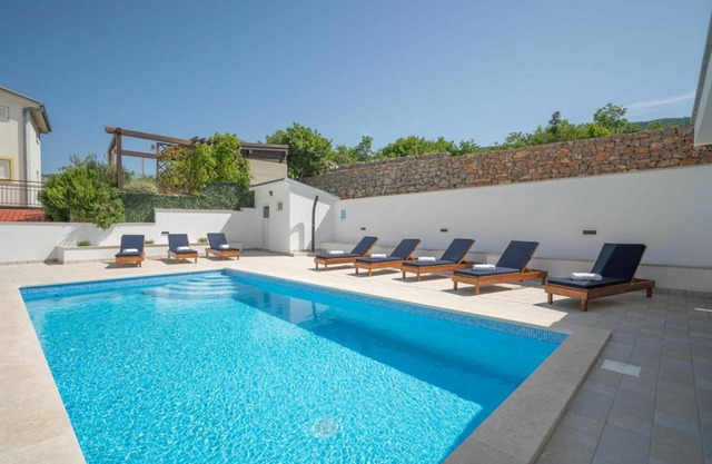 230 m² Accommodation ∙ 8 bedrooms ∙ 16 guests in Klenovica