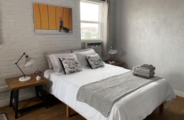 Chic Queen Bed Studio LA Downtown in Los Angeles