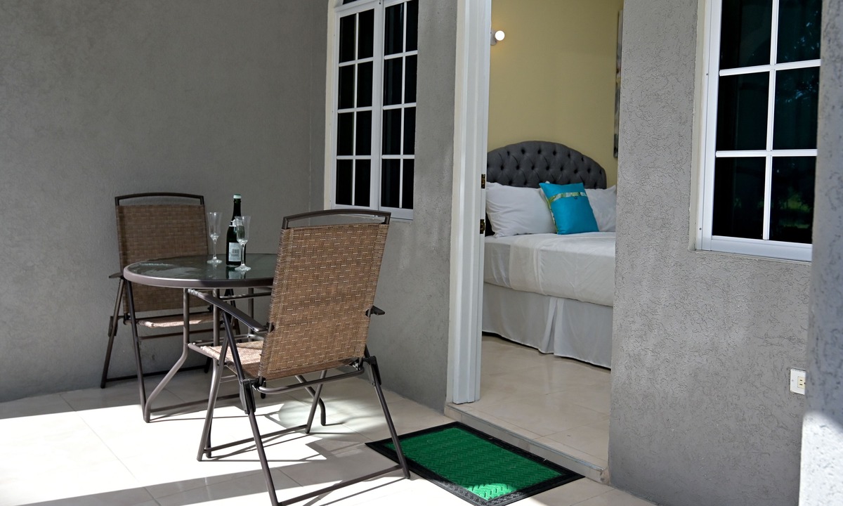 Whitehouse Villa | Champagne Villa
