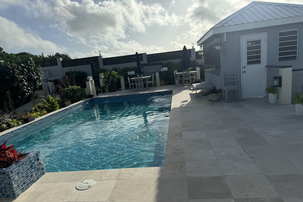 Willikies House | Take it easy at this unique and tranquil getaway.Overlooking the seaside
