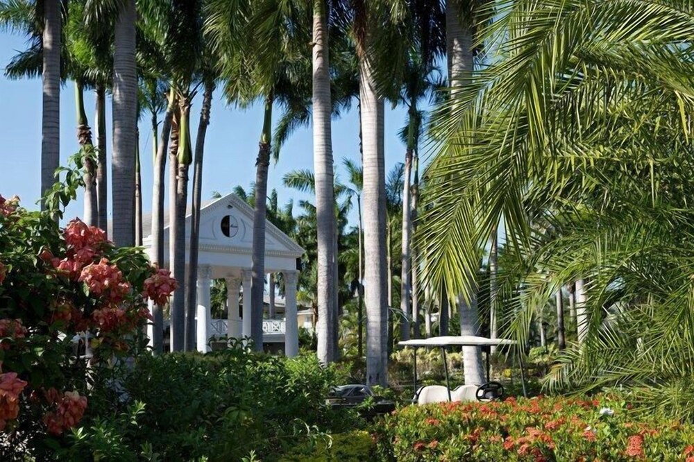 Montego Bay Resort | Elegant Stay w/ Spa Services, Free WiFi, Cocktail Lounge & On Site Restaurant
