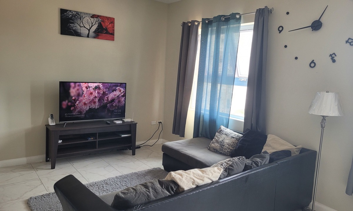 Eden Gardens Apartment | Relaxing Kingston Apartment in close proximity to entertainment
