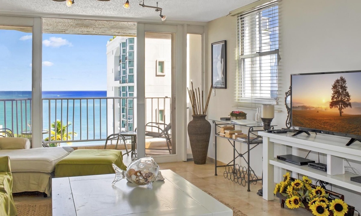Isla Verde Apartment | msTropical Family Retreat, Spacious, Comfortable Stay, Walk to Dining & Bars
