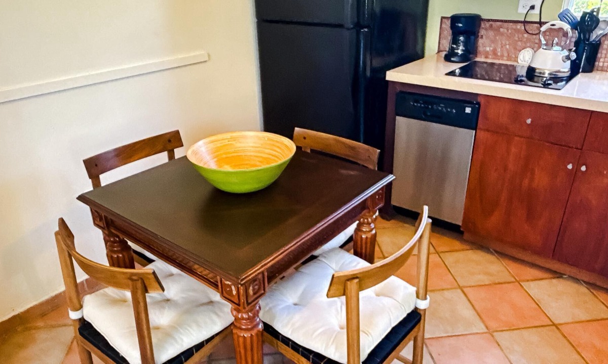 Ocean Park Apartment | saCharming Getaway, Modern Private Comfortable, Secure, Near Beach & Restaurants
