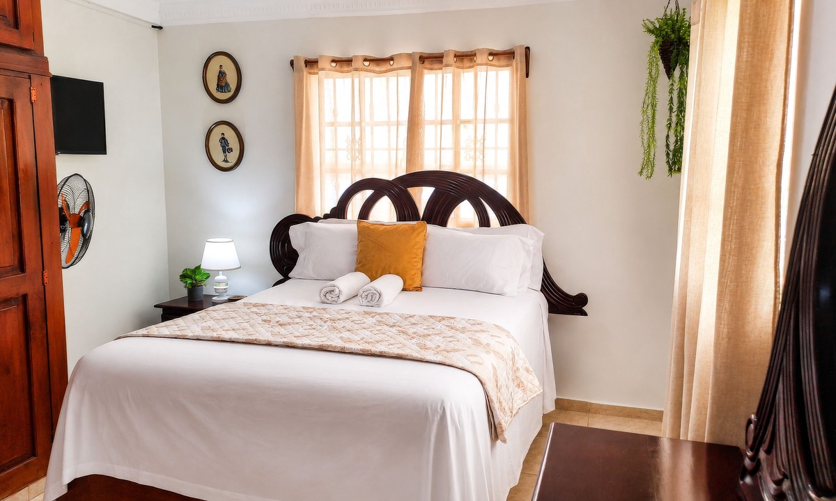 Los Patos Apartment | Bright Tropical Room with Private Bathroom | Villa Valencia