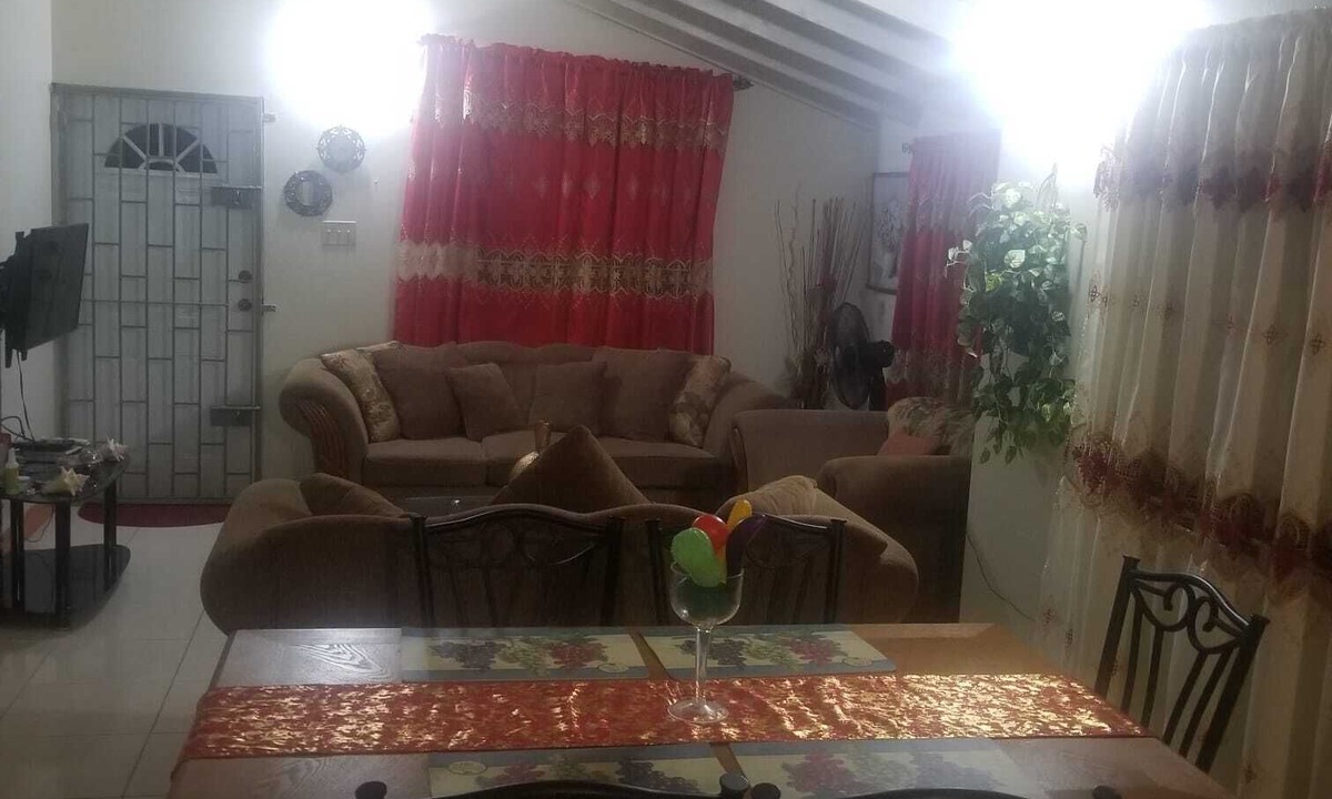 Silver Sands House | 2 Bedroom 2 Bathroom Kitchen Living room and verandah Close to a beach