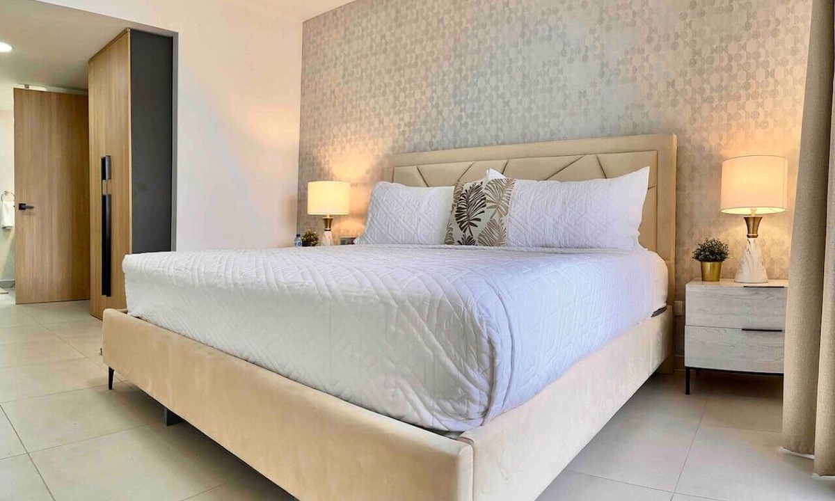Viejo Arroyo Hondo Apartment | Beautiful City Center Condo, King bed, Pool, Gym and Social Area with Spectacular Views