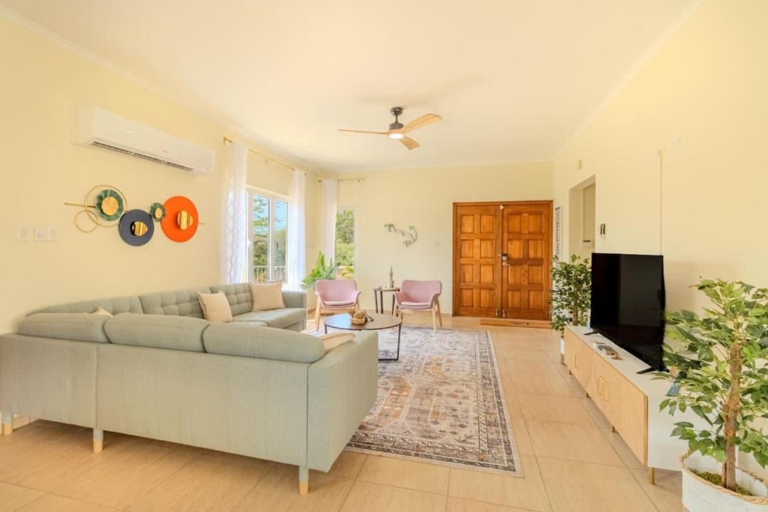 Opal Apartment | 5 min to Beach Luxe Villa Opal Breeze by Bocobay
