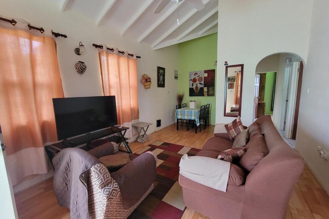 Banse Apartment | Cozy Hillside Stay At Cassie's Place