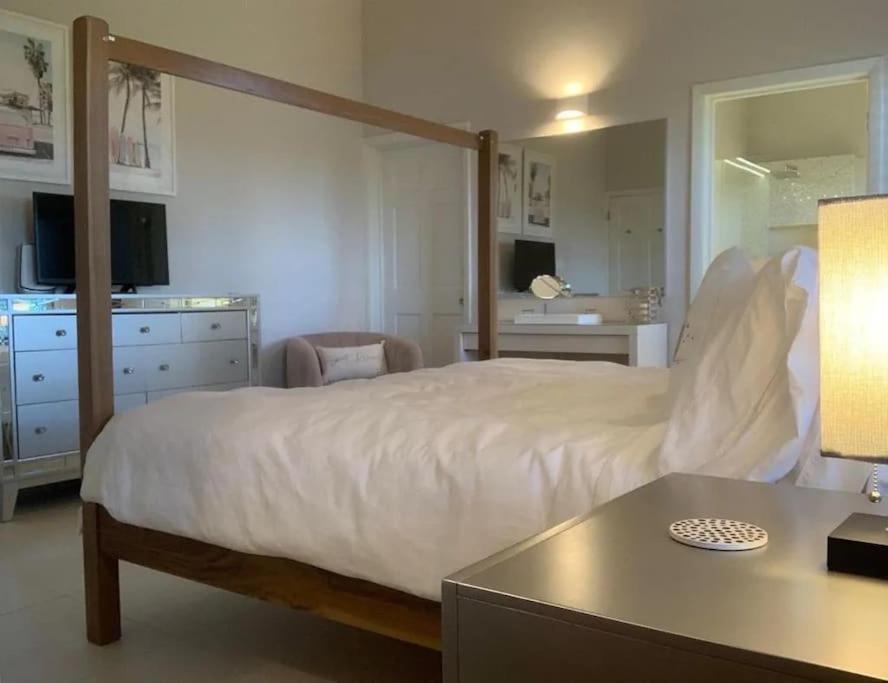 Jolly Harbour Villa | Coco Palms Idyllic 4 Bedroom Villa with Pool & Dock