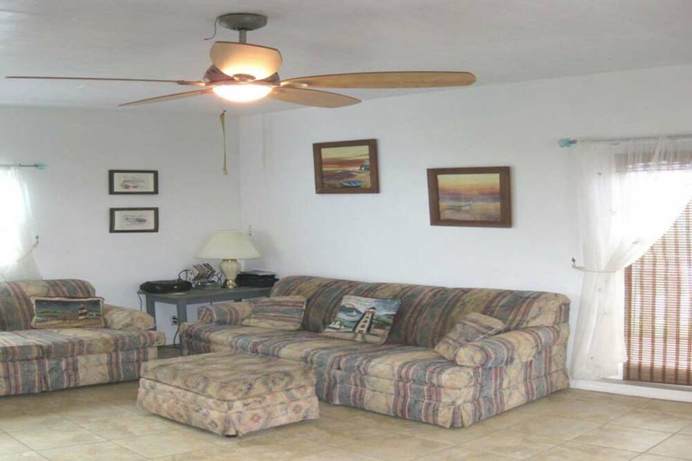 Photo of Livingroom in Current