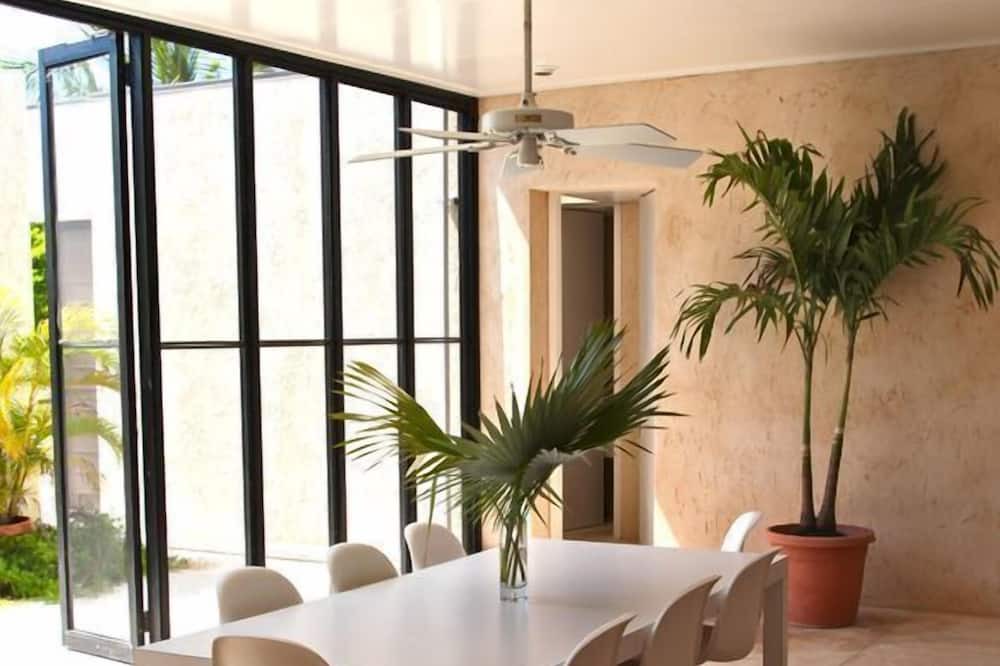 Photo of Livingroom in Savannah Sound