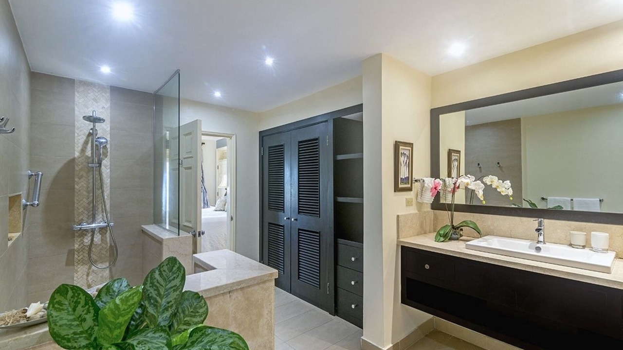 Photo of Bathroom in Discovery Bay