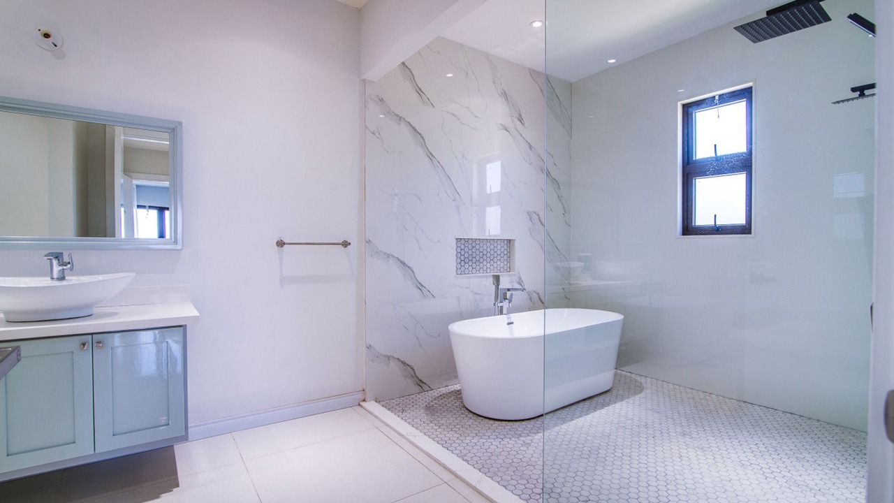 Photo of Bathroom in Tower Isle