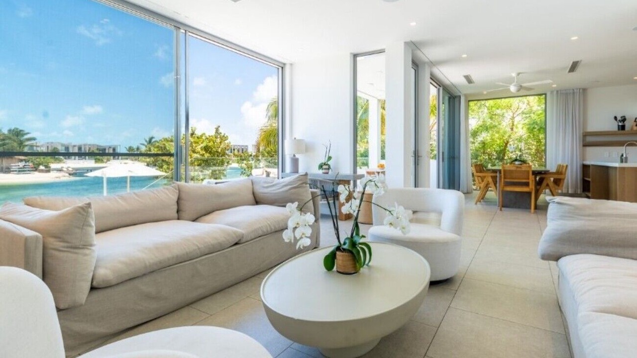 Photo of Livingroom in Long Bay Hills