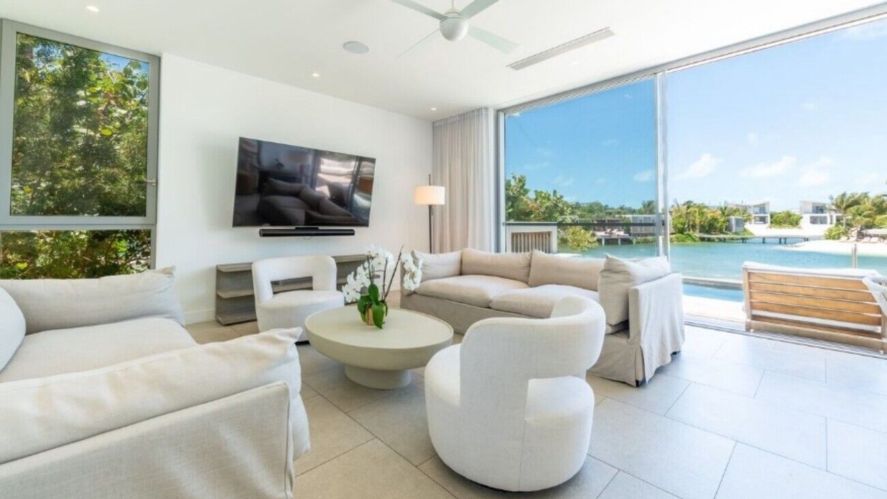 Photo of Livingroom in Long Bay Hills