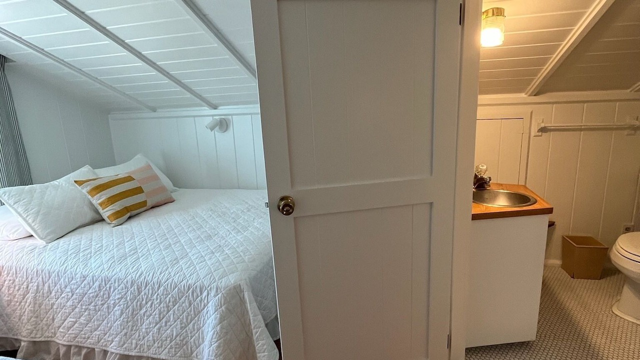 Photo of Bedroom in Man O War Cay