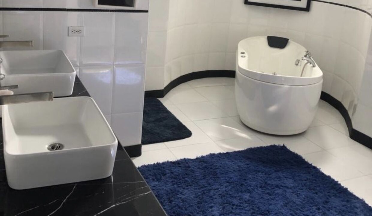Photo of Bathroom in Tower Isle