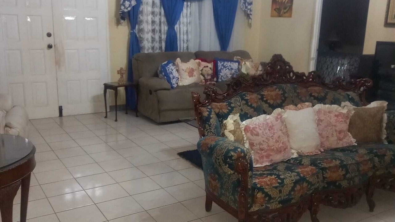 Photo of Livingroom in IronShore Estates