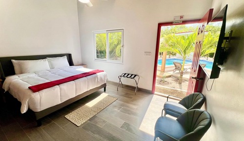 Family House, 4 Bedrooms, Private Pool, Canal View
