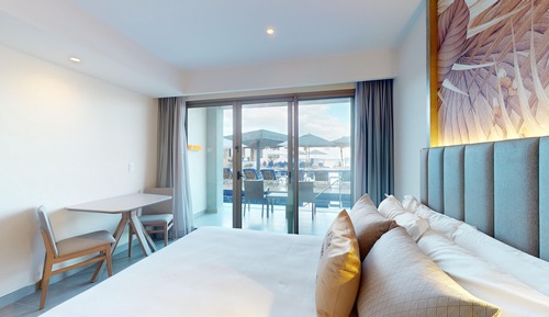 Luxury Junior Suite Beach front Swim Out Diamond Club