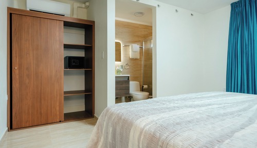 Comfort Suite, 1 Queen Bed, Non Smoking, Balcony