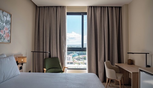 Standard Room, 1 King Bed, Balcony, Mountain View