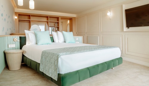 Suite, 1 King Bed, Partial Ocean View (Single Use)