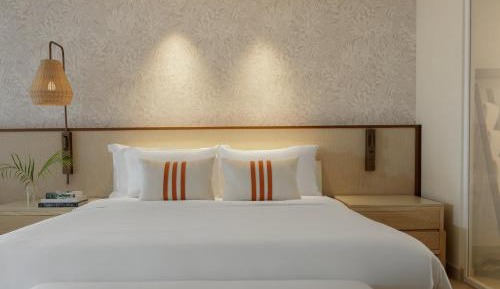 Premium King Room with Balcony and Partial Ocean View