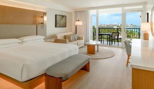 Tradewinds Deluxe View, Club Level, King Bed