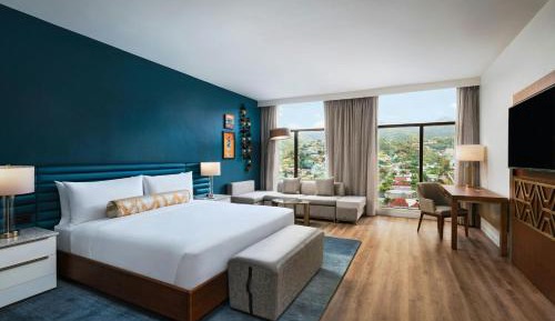 Savannah Guest room with 1 King, Sofa bed, Island view