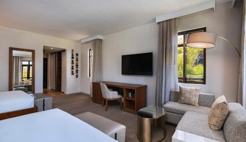 Cascade Deluxe Guest room with 2 Queen, Mountain view