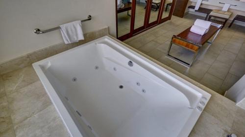 Luxury Presidential Ocean View One bedroom Suite Diamond Club