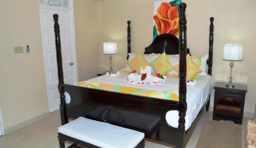 One-Bedroom Suite with Garden/Pool View - Nanny Service Included