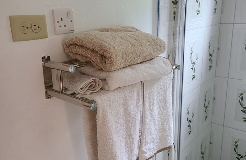 Penlyne Castle House | Jay's Guest House II