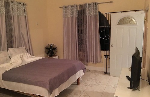 Sandy Bay House | Arms Of Charms Guesthouse