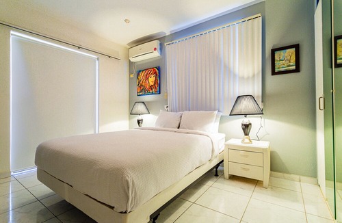 Ponton Villa | Large Villa w/Private Pool! Great Location + FREE Utilities