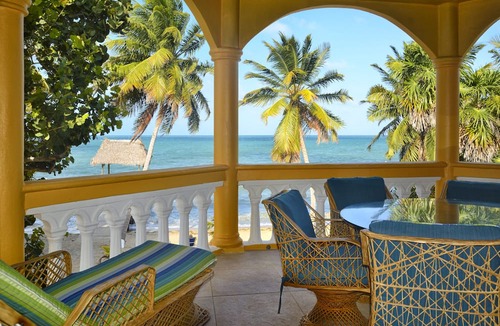 Sittee River Village Bed & Breakfast | Blue Parrot Beach House