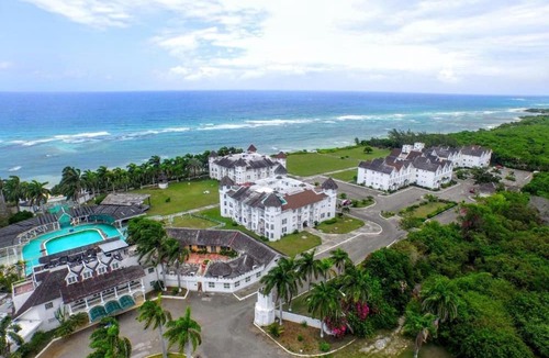 St.Bran's Burg Apartment | Oceanview Studio Apt w/Pool, Bar & Beach Access
