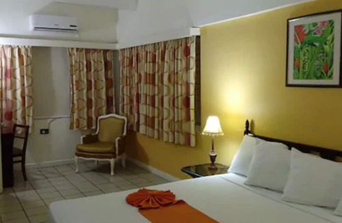 Ocho Rios Hotel | Pineapple Court Hotel