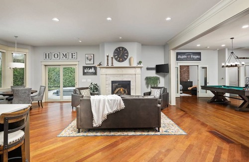 Newberg House | Country Luxury in Manor, Pet Friendly, Hot Tub, Indoor Basketball Ct, Billiards, on 2 Acres