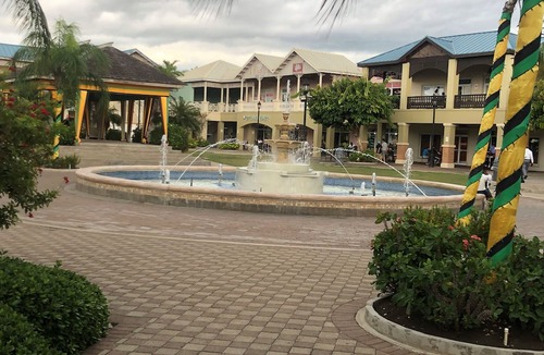 IronShore Estates Villa | Holiday House Second floor Ste