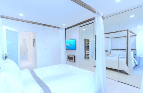 West Los Angeles Condo | Magnificent Villa Blanca in the heart of Brentwood