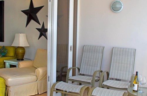 Isla Verde Apartment | msTropical Family Retreat, Spacious, Comfortable Stay, Walk to Dining & Bars
