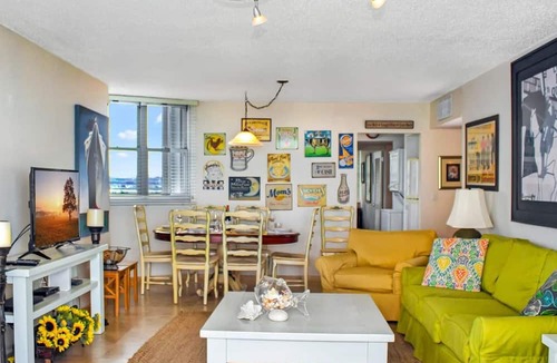 Isla Verde Apartment | msTropical Family Retreat, Spacious, Comfortable Stay, Walk to Dining & Bars