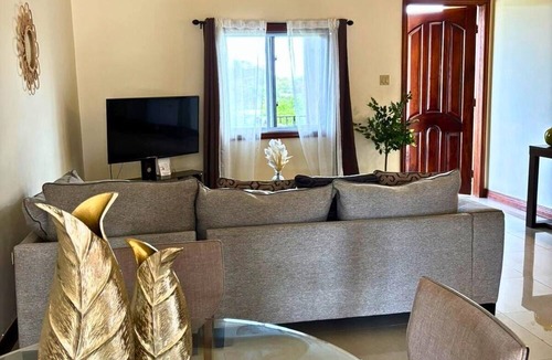 Beverly Hills Apartment | Casa Pors Luxury Apartment with Security, Pool, Gym, & AC in Charming Kingston 6