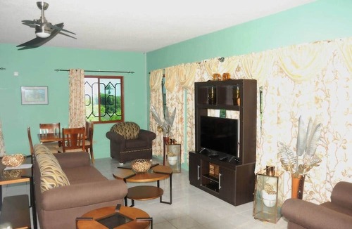 Runaway Bay Villa | 6 Br Peaceful Coastal Getaway with Pool and Beach Access