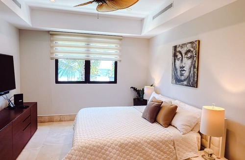 Herreras Apartment | vbLarge Elegant Penthouse Retreat, Beach, Pool, Golf Cart. Perfect for Families