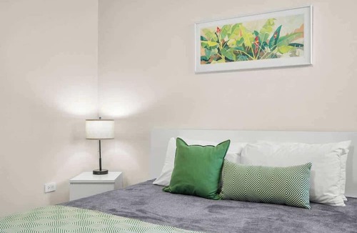 Miramar Apartment | With Balcony | King Bed | Free Parking | AC